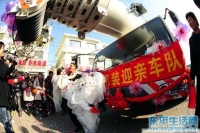 西安“最牛迎親隊(duì)” 開(kāi)大吊車接新娘