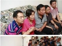 劉洋的爸媽及親戚在鄭州家中觀看“神九”現(xiàn)場直播