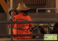 清晨睡在垃圾車里的孩子