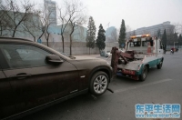 嶄新寶馬車停央視門外近一年被拖走