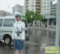 穿透明裝執(zhí)勤的女警，里面什么都看的見(jiàn)